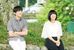 「ＹＯＵ達ＨＡＰＰＹ　映画版ひまわり」の一場面。まちおこしに奮闘する佑香（右）が、東京からやってきた夏生（大東駿介）と並んで座る
