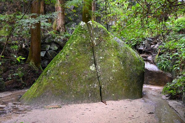 名草の巨石群の「弁慶の割石」