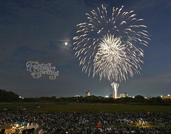 夜空を彩る花火とドローンショー=2日午後7時30分、足利市の渡良瀬川河川敷(超広角レンズ使用)