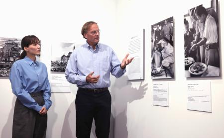 「被爆80年企画展 ヒロシマ1945」を見学する綾瀬はるか(左)=8日、東京都目黒区の東京都写真美術館