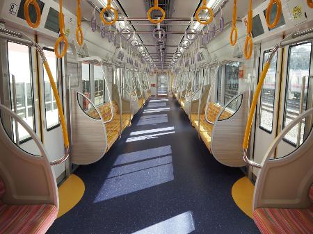 　京王電鉄２０００系の車内＝２０２６年１月１７日、東京都稲城市
