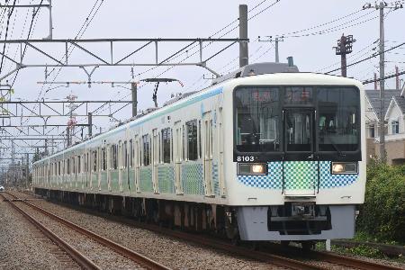 拝島線の小川駅から東大和市駅に向かってしばらく歩いたあたりの直線で撮影。沿線やホームには撮り鉄の姿もちらほら