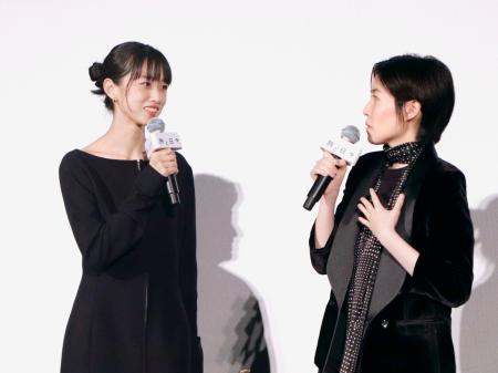 　映画「旅と日々」の舞台あいさつに登場した河合優実（左）とシム・ウンギョン＝東京都港区