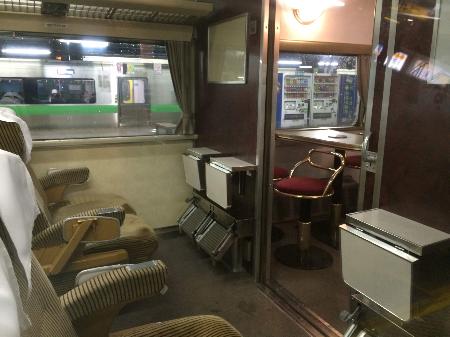 　グリーン車並みの普通車指定席にはミニロビーを併設