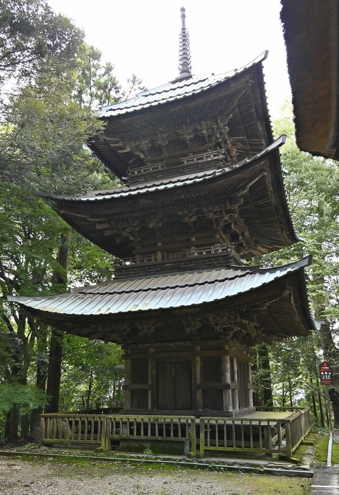 西明寺三重塔。屋根の青緑色はどこかモダンな印象も