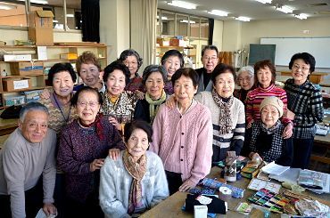 山形さんを「希望の星」と話す絵手紙同好会のメンバー