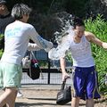 栃木県内で今年初の真夏日　真岡で31.2度など、水遊びする家族の姿も