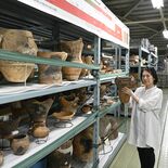 栃木県埋蔵文化財センター・土器の収蔵庫と修復作業　ツアーで手に取り観察…