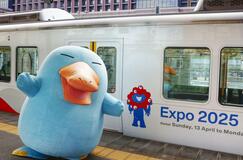 ミャクミャク電車見送る