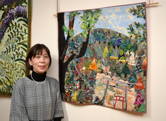 グランプリ作品と受賞を喜ぶ池山さん