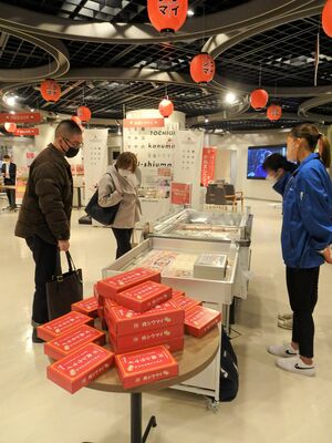 オリジナルシューマイを売り込んだ「かぬまシウマイ博覧会」＝９日午後、東京・丸の内