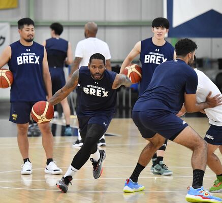 練習初日から切れのある動きを見せる昨季ＭＶＰのニュービル＝宇都宮市内