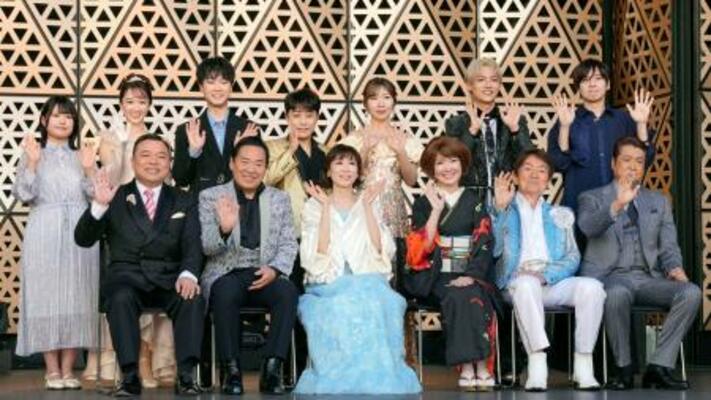 　「夜桜演歌まつり」の出演者ら＝東京都豊島区