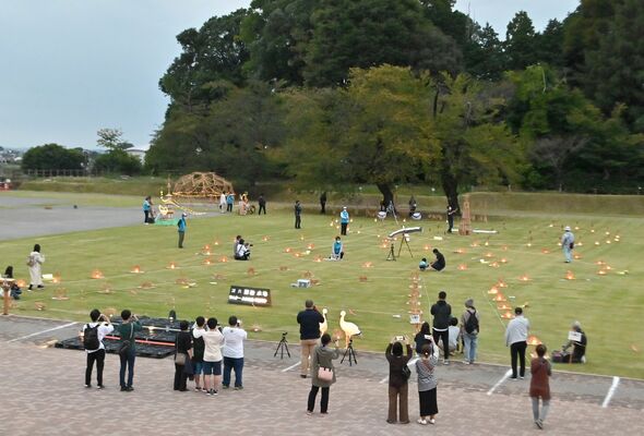 ヨシ灯りがともされた御殿広場