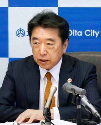 定例記者会見をする大分市の足立信也市長=18日午後、大分市役所