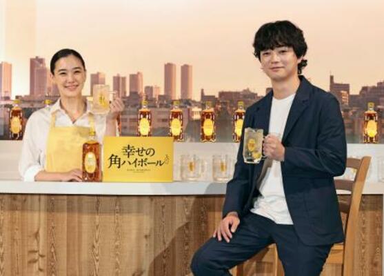 　発表会に登場した蒼井優（左）と染谷将太＝１６日、東京都文京区