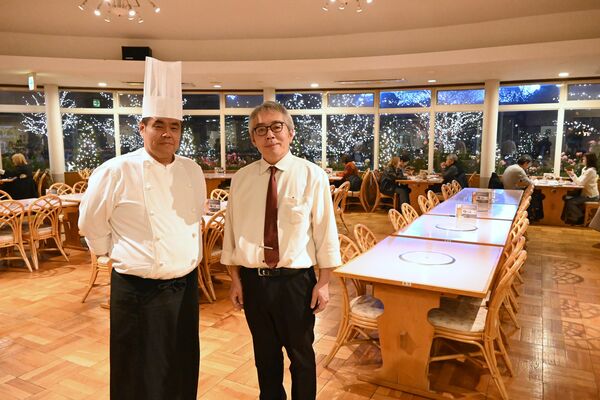 店内に立つ加島料理長（左）と蛭田主任