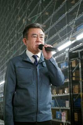 　報道陣の取材に応じるアスクルの吉岡晃社長＝１７日午前、東京都江戸川区