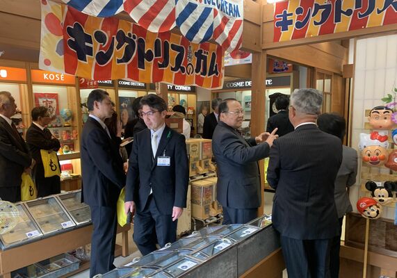 館内を内覧する開所式の出席者たち