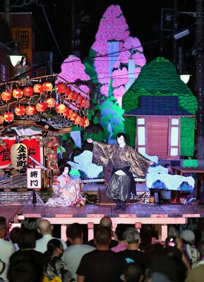 はりか山を背景に上演される奉納余興「将門」＝20日午後８時25分、那須烏山市金井２丁目