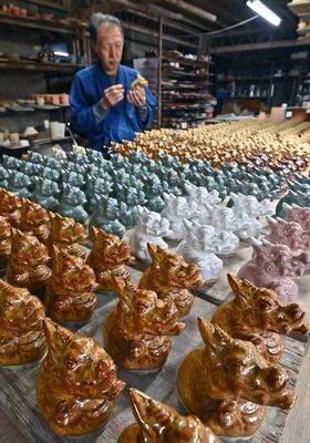 最盛期を迎えた来年の干支「辰」の置物作り＝11日午後２時10分、那珂川町小砂