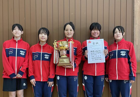 フェンシング女子団体フルーレ優勝の宇南