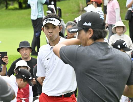 石川（右）とラウンドした阿久津＝西那須野ＣＣ