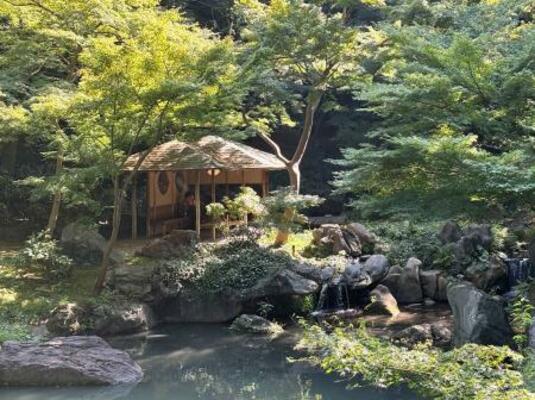 　六義園の滝見茶屋＝東京都文京区