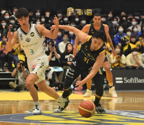 第３クオーター、ブレックスの喜多川がスティールする＝ブレックスアリーナ宇都宮