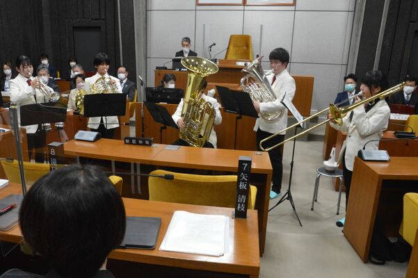 議場で演奏する生徒たち