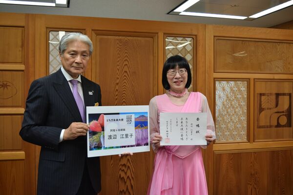 とちぎ未来大使に委嘱された阿佐ヶ谷姉妹の渡辺さん（右）＝５日午後、県東京事務所