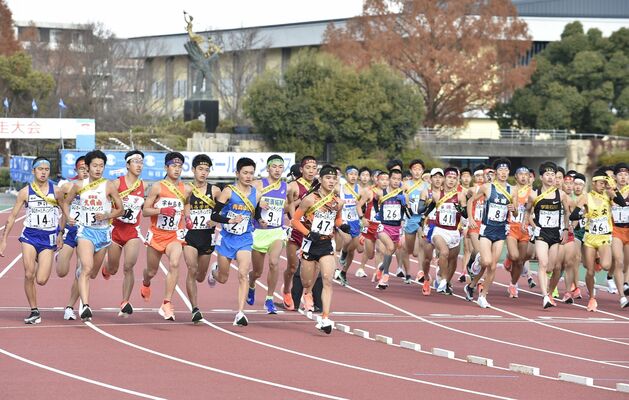 2020年の全国高校駅伝。男子１区の選手たちが勢いよくスタートを切る＝京都市のたけびしスタジアム京都