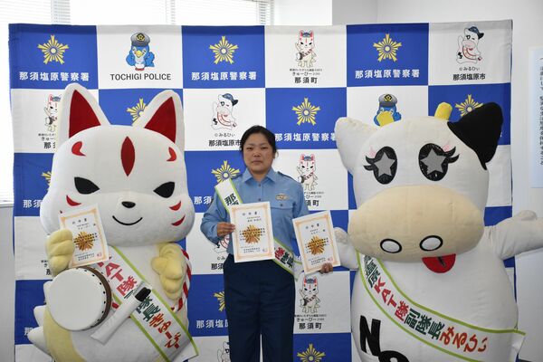 任命書を手にする（左から）きゅーびー、高村隊長、みるひぃ
