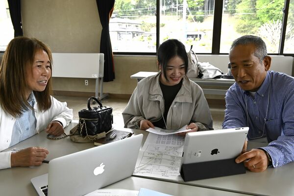 タブレットを活用して日本語を学ぶトゥオンさん(中央)=4月中旬、矢板市片岡