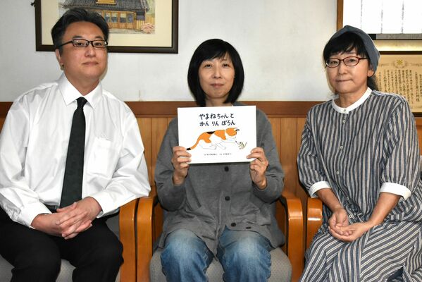 出版社を立ち上げた井戸さん（左）と、作者のひろさわさん（中央）、せきねさん