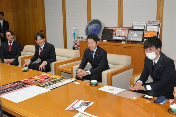 佐藤市長に抱負などを語る小坂選手（右から２人目）と沢田選手（同３人目）