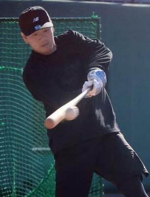 　練習を公開し、打撃練習する巨人・岸田＝川崎市