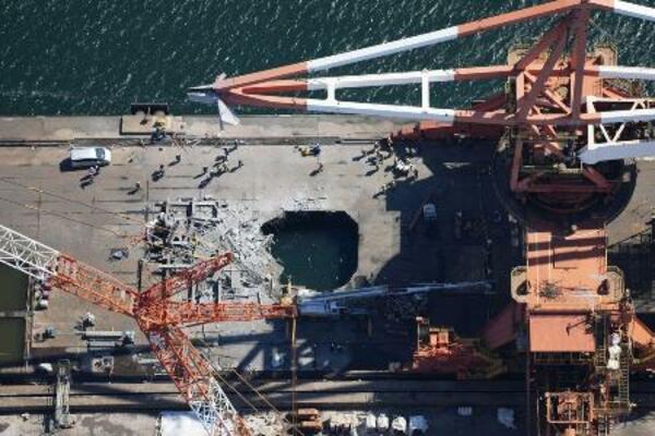 作業員の転落事故があった、JFEスチール東日本製鉄所敷地内のクレーン解体現場=8日、川崎市川崎区