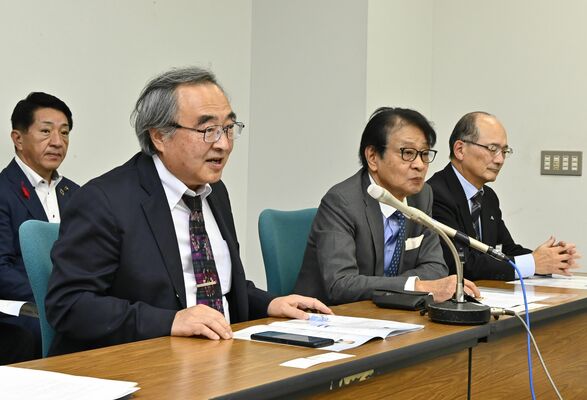 記者会見する菅間理事長(左から2人目)ら=29日午後、県庁