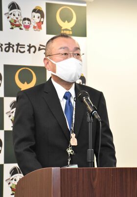 記者会見する相馬市長