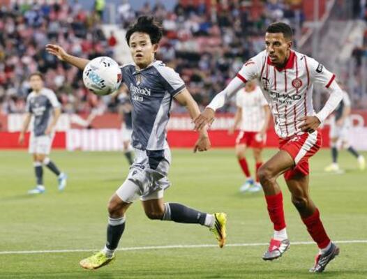 　サッカーのスペイン１部ジローナ戦でプレーするレアル・ソシエダードの久保（左）＝ジローナ（共同）