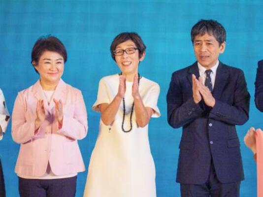 台湾・台中市に完成した大型文化施設の開館式典に出席した(右から)「SANAA」の西沢立衛氏、妹島和世氏。左は台中市の盧秀燕市長=13日(共同)