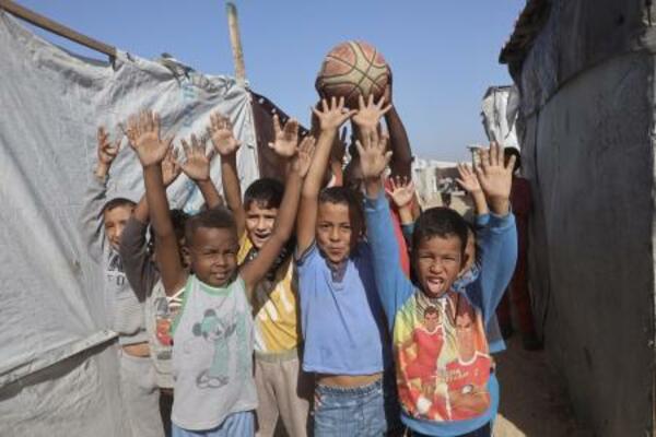 　ガザ南部ハンユニスでバスケットボールをする子どもたち＝２１日（ゲッティ＝共同）