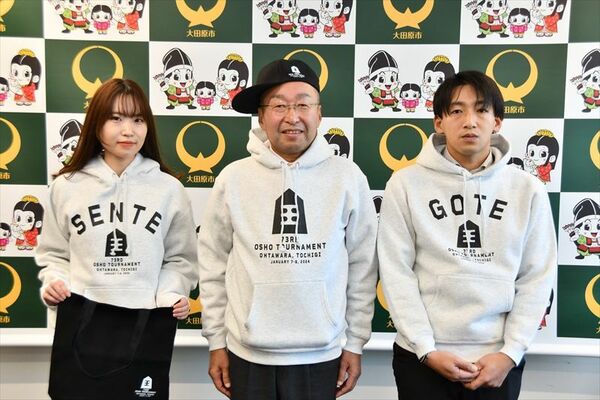 王将戦オリジナルグッズを身につける相馬市長（中央）と市職員