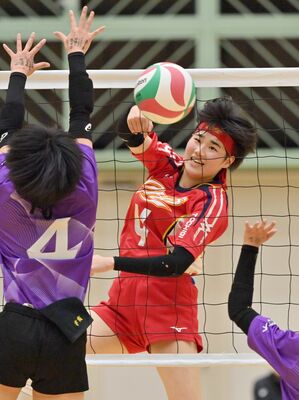 第２セット、宇中女・宇中央の刀祢田がスパイクを決める＝県北体育館