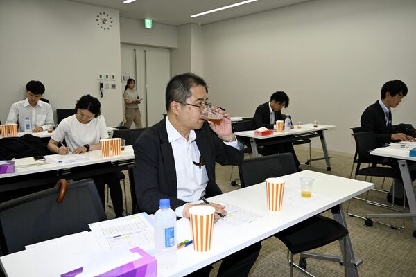 ビールの官能評価を行う関東信越国税局の酒類鑑定官ら＝10日午前、宇都宮市