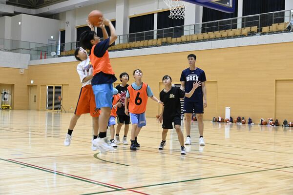 高島選手（右）とミニゲームを楽しむ子どもたち