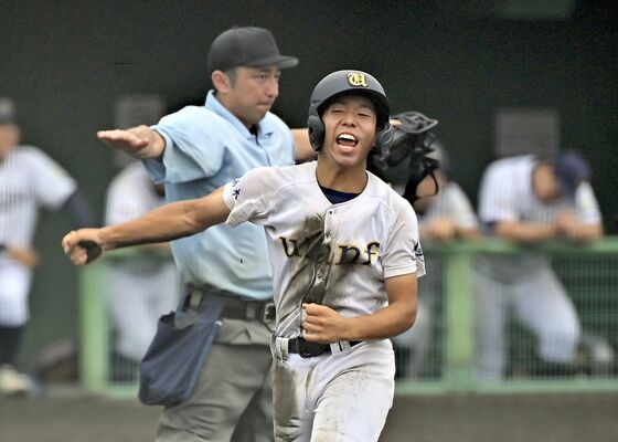 ４回、宇短大付・菊地の適時打で二走の阿部が生還し、雄たけびを上げる＝とちぎ木の花