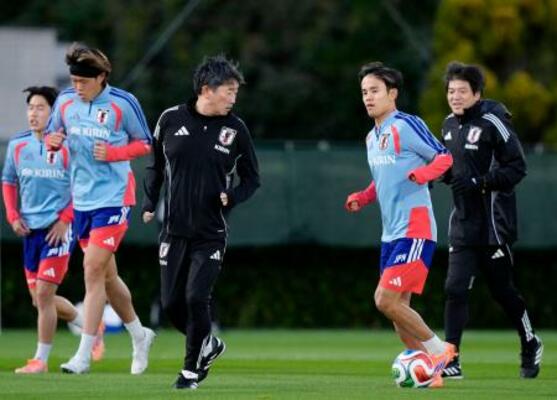 　ガーナ戦に向け、調整する久保（右から２人目）ら＝千葉市内