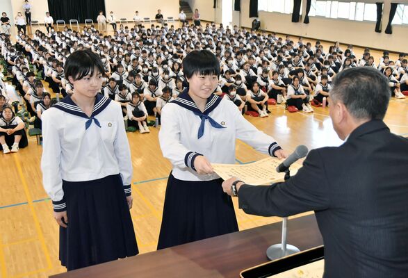 感謝状を受け取る国分さん（中央）と大島さん（左）